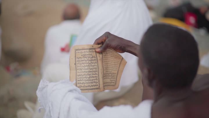 آدء مناسك الحج في يوم عرفة, مقصد المسلمين من أنحاء العالم, مكان ومعلم إسلامي ديني مقدس في المملكة العربية السعودية، حشود الحجاج على جبل عرفات، مفهوم العبادة والتقرب إلى الله، الحجاج والمعتمرين في مكة المكرمة