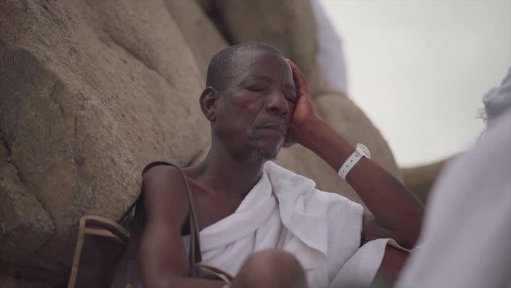 آدء مناسك الحج في يوم عرفة, مقصد المسلمين من أنحاء العالم, مكان ومعلم إسلامي ديني مقدس في المملكة العربية السعودية، حشود الحجاج على جبل عرفات، مفهوم العبادة والتقرب إلى الله، الحجاج والمعتمرين في مكة المكرمة