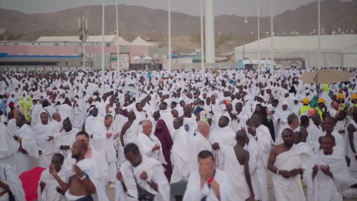 آدء مناسك الحج في يوم عرفة, مقصد المسلمين من أنحاء العالم, مكان ومعلم إسلامي ديني مقدس في المملكة العربية السعودية، حشود الحجاج على جبل عرفات، مفهوم العبادة والتقرب إلى الله، الحجاج والمعتمرين في مكة المكرمة