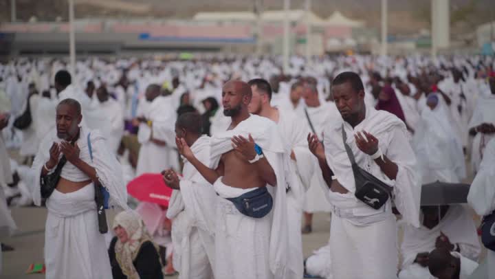 آدء مناسك الحج في يوم عرفة, مقصد المسلمين من أنحاء العالم, مكان ومعلم إسلامي ديني مقدس في المملكة العربية السعودية، حشود الحجاج على جبل عرفات، مفهوم العبادة والتقرب إلى الله، الحجاج والمعتمرين في مكة المكرمة