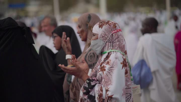 آدء مناسك الحج في يوم عرفة, مقصد المسلمين من أنحاء العالم, مكان ومعلم إسلامي ديني مقدس في المملكة العربية السعودية، حشود الحجاج على جبل عرفات، مفهوم العبادة والتقرب إلى الله، الحجاج والمعتمرين في مكة المكرمة