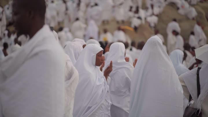 آدء مناسك الحج في يوم عرفة, مقصد المسلمين من أنحاء العالم, مكان ومعلم إسلامي ديني مقدس في المملكة العربية السعودية، حشود الحجاج على جبل عرفات، مفهوم العبادة والتقرب إلى الله، الحجاج والمعتمرين في مكة المكرمة