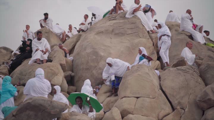 آدء مناسك الحج في يوم عرفة, مقصد المسلمين من أنحاء العالم, مكان ومعلم إسلامي ديني مقدس في المملكة العربية السعودية، حشود الحجاج على جبل عرفات، مفهوم العبادة والتقرب إلى الله، الحجاج والمعتمرين في مكة المكرمة