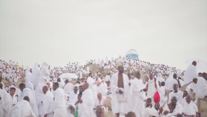 آدء مناسك الحج في يوم عرفة, مقصد المسلمين من أنحاء العالم, مكان ومعلم إسلامي ديني مقدس في المملكة العربية السعودية، حشود الحجاج على جبل عرفات، مفهوم العبادة والتقرب إلى الله، الحجاج والمعتمرين في مكة المكرمة