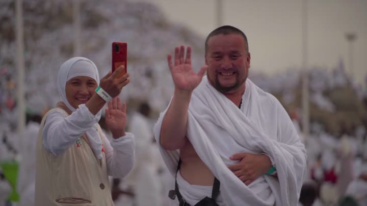 آدء مناسك الحج في يوم عرفة, مقصد المسلمين من أنحاء العالم, مكان ومعلم إسلامي ديني مقدس في المملكة العربية السعودية، حشود الحجاج على جبل عرفات، مفهوم العبادة والتقرب إلى الله، الحجاج والمعتمرين في مكة المكرمة