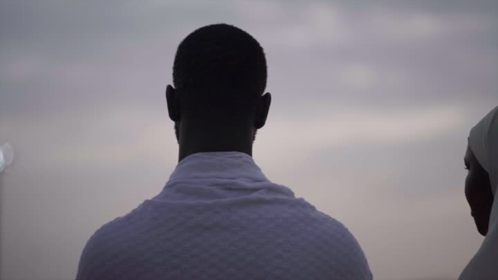 آدء مناسك الحج في يوم عرفة, مقصد المسلمين من أنحاء العالم, مكان ومعلم إسلامي ديني مقدس في المملكة العربية السعودية، حشود الحجاج على جبل عرفات، مفهوم العبادة والتقرب إلى الله، الحجاج والمعتمرين في مكة المكرمة