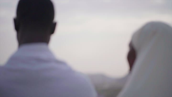 آدء مناسك الحج في يوم عرفة, مقصد المسلمين من أنحاء العالم, مكان ومعلم إسلامي ديني مقدس في المملكة العربية السعودية، حشود الحجاج على جبل عرفات، مفهوم العبادة والتقرب إلى الله، الحجاج والمعتمرين في مكة المكرمة