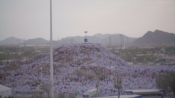 آدء مناسك الحج في يوم عرفة, مقصد المسلمين من أنحاء العالم, مكان ومعلم إسلامي ديني مقدس في المملكة العربية السعودية، حشود الحجاج على جبل عرفات، مفهوم العبادة والتقرب إلى الله، الحجاج والمعتمرين في مكة المكرمة
