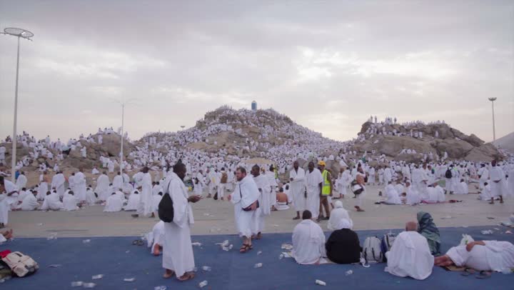 آدء مناسك الحج في يوم عرفة, مقصد المسلمين من أنحاء العالم, مكان ومعلم إسلامي ديني مقدس في المملكة العربية السعودية، حشود الحجاج على جبل عرفات، مفهوم العبادة والتقرب إلى الله، الحجاج والمعتمرين في مكة المكرمة