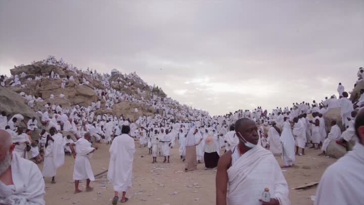 آدء مناسك الحج في يوم عرفة, مقصد المسلمين من أنحاء العالم, مكان ومعلم إسلامي ديني مقدس في المملكة العربية السعودية، حشود الحجاج على جبل عرفات، مفهوم العبادة والتقرب إلى الله، الحجاج والمعتمرين في مكة المكرمة