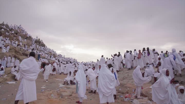 آدء مناسك الحج في يوم عرفة, مقصد المسلمين من أنحاء العالم, مكان ومعلم إسلامي ديني مقدس في المملكة العربية السعودية، حشود الحجاج على جبل عرفات، مفهوم العبادة والتقرب إلى الله، الحجاج والمعتمرين في مكة المكرمة