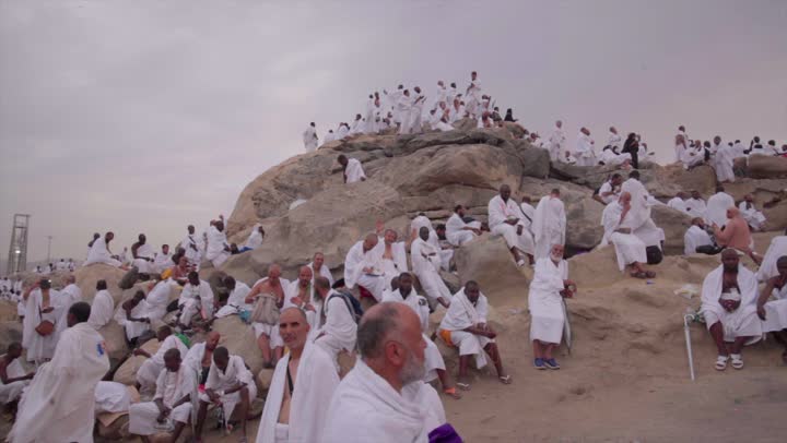 آدء مناسك الحج في يوم عرفة, مقصد المسلمين من أنحاء العالم, مكان ومعلم إسلامي ديني مقدس في المملكة العربية السعودية، حشود الحجاج على جبل عرفات، مفهوم العبادة والتقرب إلى الله، الحجاج والمعتمرين في مكة المكرمة