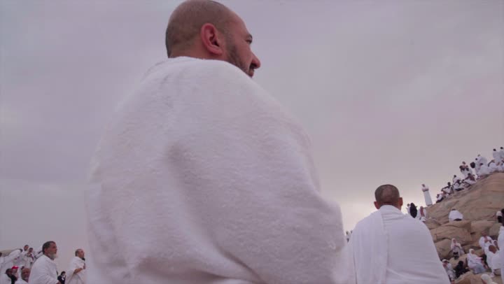 آدء مناسك الحج في يوم عرفة, مقصد المسلمين من أنحاء العالم, مكان ومعلم إسلامي ديني مقدس في المملكة العربية السعودية، حشود الحجاج على جبل عرفات، مفهوم العبادة والتقرب إلى الله، الحجاج والمعتمرين في مكة المكرمة