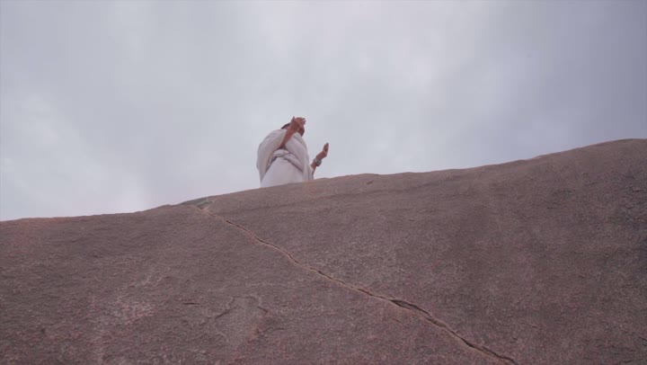 آدء مناسك الحج في يوم عرفة, مقصد المسلمين من أنحاء العالم, مكان ومعلم إسلامي ديني مقدس في المملكة العربية السعودية، حشود الحجاج على جبل عرفات، مفهوم العبادة والتقرب إلى الله، الحجاج والمعتمرين في مكة المكرمة