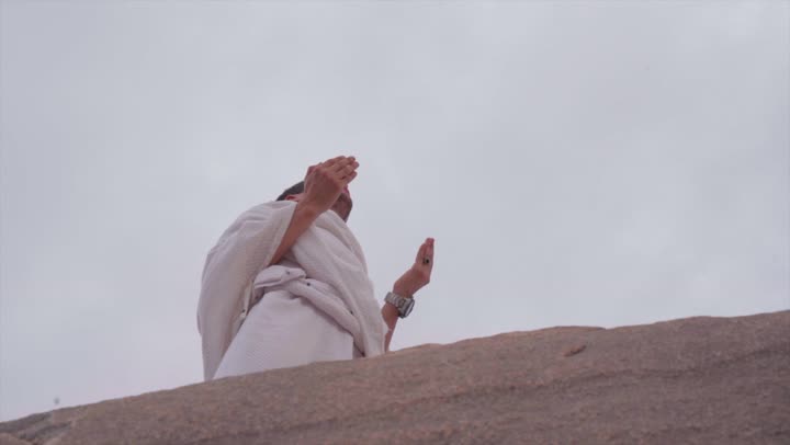 آدء مناسك الحج في يوم عرفة, مقصد المسلمين من أنحاء العالم, مكان ومعلم إسلامي ديني مقدس في المملكة العربية السعودية، حشود الحجاج على جبل عرفات، مفهوم العبادة والتقرب إلى الله، الحجاج والمعتمرين في مكة المكرمة