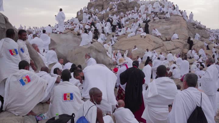 آدء مناسك الحج في يوم عرفة, مقصد المسلمين من أنحاء العالم, مكان ومعلم إسلامي ديني مقدس في المملكة العربية السعودية، حشود الحجاج على جبل عرفات، مفهوم العبادة والتقرب إلى الله، الحجاج والمعتمرين في مكة المكرمة