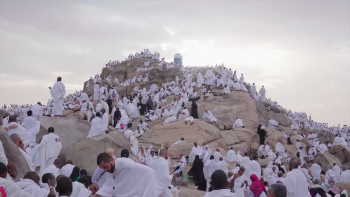 آدء مناسك الحج في يوم عرفة, مقصد المسلمين من أنحاء العالم, مكان ومعلم إسلامي ديني مقدس في المملكة العربية السعودية، حشود الحجاج على جبل عرفات، مفهوم العبادة والتقرب إلى الله، الحجاج والمعتمرين في مكة المكرمة