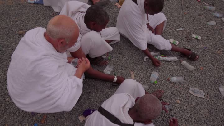 آدء مناسك الحج في يوم عرفة, مقصد المسلمين من أنحاء العالم, مكان ومعلم إسلامي ديني مقدس في المملكة العربية السعودية، حشود الحجاج على جبل عرفات، مفهوم العبادة والتقرب إلى الله، الحجاج والمعتمرين في مكة المكرمة