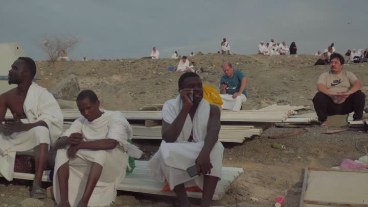 آدء مناسك الحج في يوم عرفة, مقصد المسلمين من أنحاء العالم, مكان ومعلم إسلامي ديني مقدس في المملكة العربية السعودية، حشود الحجاج على جبل عرفات، مفهوم العبادة والتقرب إلى الله، الحجاج والمعتمرين في مكة المكرمة