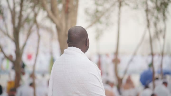 آدء مناسك الحج في يوم عرفة, مقصد المسلمين من أنحاء العالم, مكان ومعلم إسلامي ديني مقدس في المملكة العربية السعودية، حشود الحجاج على جبل عرفات، مفهوم العبادة والتقرب إلى الله، الحجاج والمعتمرين في مكة المكرمة