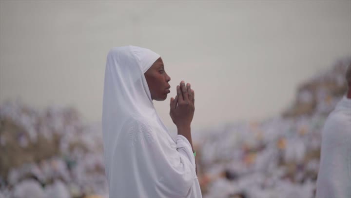 مقصد المسلمين من أنحاء العالم, مكان ومعلم إسلامي ديني مقدس في المملكة العربية السعودية، حشود الحجاج على جبل عرفات، مفهوم العبادة والتقرب إلى الله، الحجاج والمعتمرين في مكة المكرمة, آدء مناسك الحج في يوم عرفة