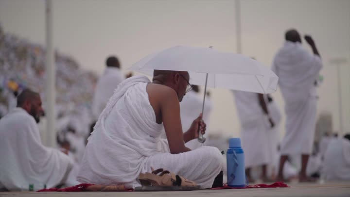 مقصد المسلمين من أنحاء العالم, مكان ومعلم إسلامي ديني مقدس في المملكة العربية السعودية، حشود الحجاج على جبل عرفات، مفهوم العبادة والتقرب إلى الله، الحجاج والمعتمرين في مكة المكرمة, آدء مناسك الحج في يوم عرفة