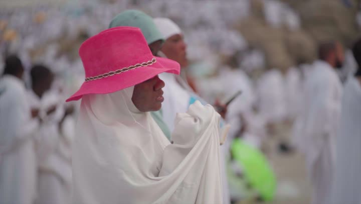 مقصد المسلمين من أنحاء العالم, مكان ومعلم إسلامي ديني مقدس في المملكة العربية السعودية، حشود الحجاج على جبل عرفات، مفهوم العبادة والتقرب إلى الله، الحجاج والمعتمرين في مكة المكرمة, آدء مناسك الحج في يوم عرفة