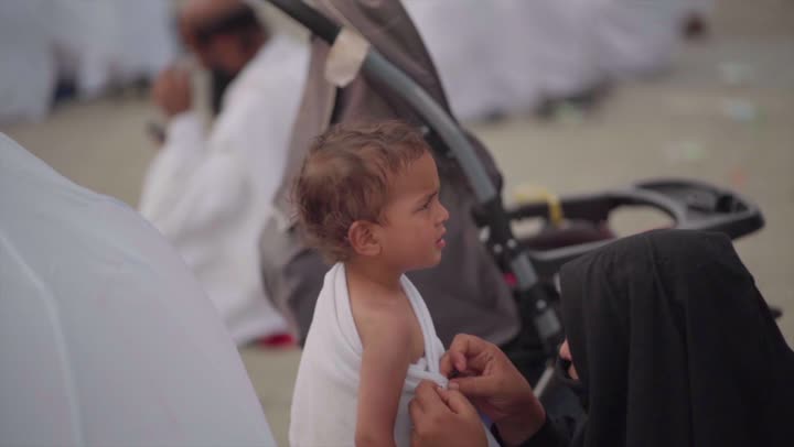 مقصد المسلمين من أنحاء العالم, مكان ومعلم إسلامي ديني مقدس في المملكة العربية السعودية، حشود الحجاج على جبل عرفات، مفهوم العبادة والتقرب إلى الله، الحجاج والمعتمرين في مكة المكرمة, آدء مناسك الحج في يوم عرفة