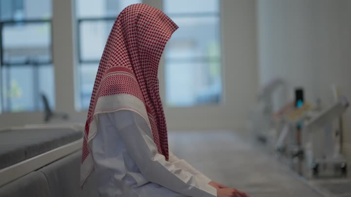 أداء فريضة الصلاه داخل المسجد، رجل عربي خليجي سعودي يرتدي الثوب التقليدي والشماغ يصلي في المصلى، تعابير وايماءات الخشوع في الصلاه، العبادة و التقرب الى الله