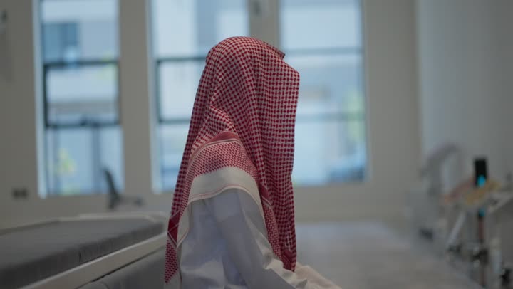 أداء فريضة الصلاه داخل المسجد، رجل عربي خليجي سعودي يرتدي الثوب التقليدي والشماغ يصلي في المصلى، تعابير وايماءات الخشوع في الصلاه، العبادة و التقرب الى الله