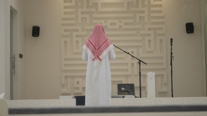 أداء فريضة الصلاه داخل المسجد، رجل عربي خليجي سعودي يرتدي الثوب التقليدي والشماغ يصلي في المصلى، تعابير وايماءات الخشوع في الصلاه، العبادة و التقرب الى الله