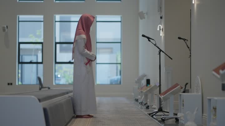 أداء فريضة الصلاه داخل المسجد، رجل عربي خليجي سعودي يرتدي الثوب التقليدي والشماغ يصلي في المصلى، تعابير وايماءات الخشوع في الصلاه، العبادة و التقرب الى الله
