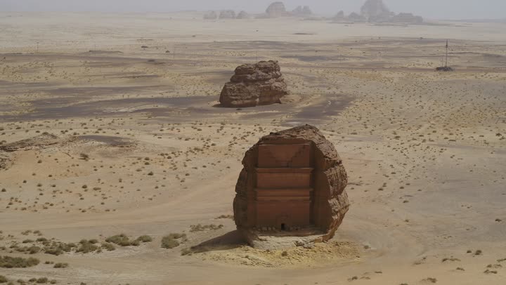 قصر الفريد في مدائن صالح في محافظة العلا، التكوينات الصخرية في المناطق الصحراوية، مدفن لحيان بن كوزا، المعالم الأثرية القديمة في المملكة العربية السعودية، أماكن طبيعية تاريخية لجذب واستقطاب السائحين