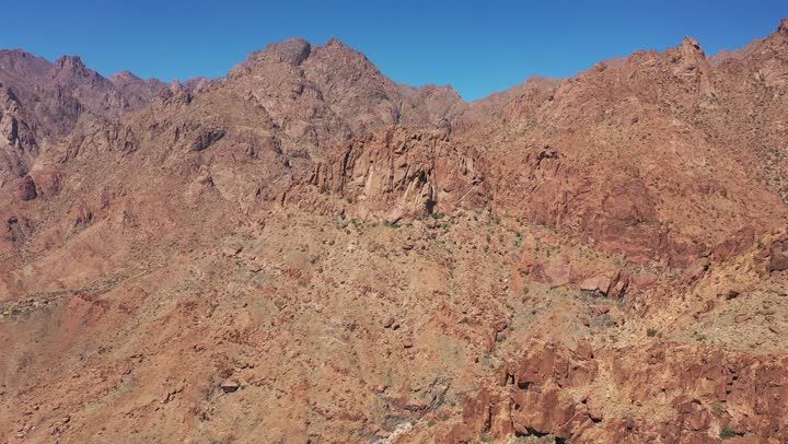 التكوين والتشكيل الصخري في مناطق القمم والجبال المرتفعة, معلم سياحي مشهور في النهار, الجبال والمرتفعات الصخرية في المملكة العربية السعودية, الاستمتاع بالرحلات السياحية في المناطق الصحراوية, المناظر الطبيعة في صحراء محافظة العلا التراثية