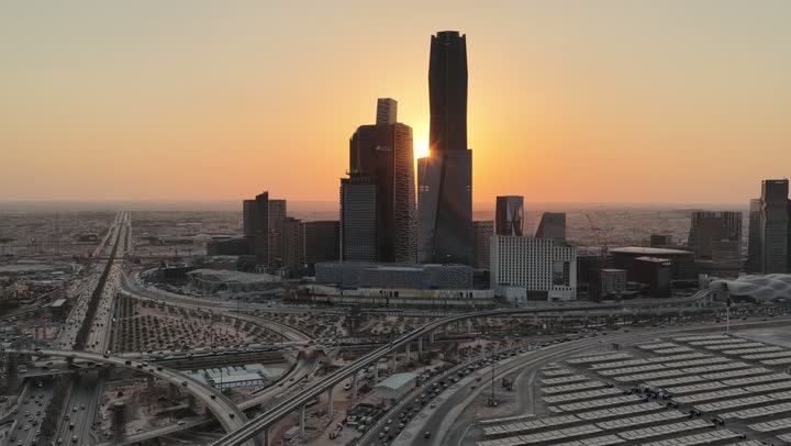 النمو والتطور العمراني في السعودية، الفن الهندسي المعماري للمباني وناطحات السحاب المشهورة في المملكة، تحقيق النهضة الاقتصادية والتجارية، الأبراج المالية في مدينة الرياض، مركز الملك عبد الله المالي (كافد) وقت غروب الشمس