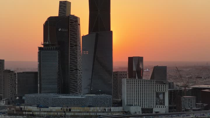 النمو والتطور العمراني في السعودية، الفن الهندسي المعماري للمباني وناطحات السحاب المشهورة في المملكة، تحقيق النهضة الاقتصادية والتجارية، الأبراج المالية في مدينة الرياض، مركز الملك عبد الله المالي (كافد) وقت غروب الشمس