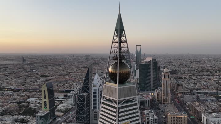 برج الفيصلية في مدينة الرياض، المعالم والمباني التجارية والاقتصادية المشهورة في العاصمة، الفن الهندسي المعماري للأبراج وناطحات السحاب في المملكة العربية السعودية, النمو والتطور العمراني على الطراز الحديث والمتطور