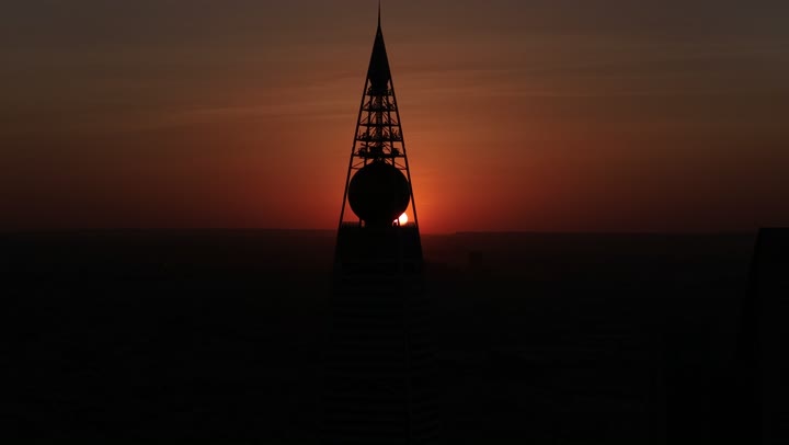 برج الفيصلية في مدينة الرياض، المعالم والمباني التجارية والاقتصادية المشهورة في العاصمة، الفن الهندسي المعماري للأبراج وناطحات السحاب في المملكة العربية السعودية, النمو والتطور العمراني على الطراز الحديث والمتطور