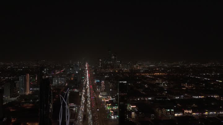 الاحتفال باليوم الوطني السعودي في 23 سبتمبر، إنارة ناطحات السحاب والمنشآت والفنادق السياحية باللون الأخضر وعلم المملكة في الذكرى 95 ، النهضة الاقتصادية والعمرانية السعودية، برج رافال في الرياض، الفن الهندسي المعماري على الطراز المتطور