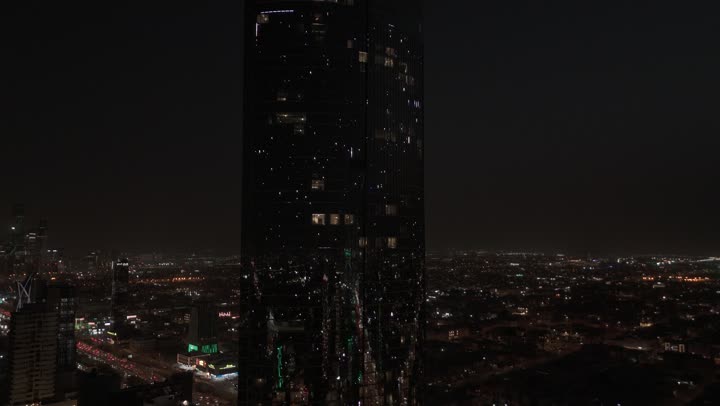 الاحتفال باليوم الوطني السعودي في 23 سبتمبر، إنارة ناطحات السحاب والمنشآت والفنادق السياحية باللون الأخضر وعلم المملكة في الذكرى 95 ، النهضة الاقتصادية والعمرانية السعودية، برج رافال في الرياض، الفن الهندسي المعماري على الطراز المتطور