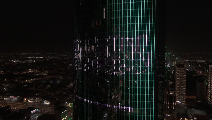 إضاءة ناطحات السحاب والمنشآت والفنادق السياحية باللون الأخضر وعلم المملكة في الذكرى 95 ، النهضة الاقتصادية والعمرانية السعودية، برج رافال في الرياض، الفن الهندسي المعماري على الطراز المتطور، الاحتفال باليوم الوطني السعودي في 23 سبتمبر