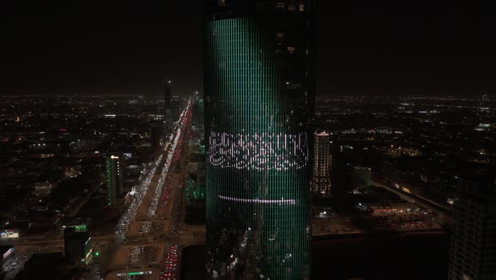 الاحتفال باليوم الوطني السعودي في 23 سبتمبر، إنارة ناطحات السحاب والمنشآت والفنادق السياحية باللون الأخضر وعلم المملكة في الذكرى 95 ، النهضة الاقتصادية والعمرانية السعودية، برج رافال في الرياض، الفن الهندسي المعماري على الطراز المتطور