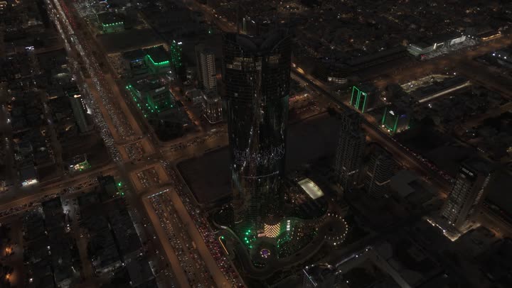 إنارة ناطحات السحاب والمنشآت والفنادق السياحية باللون الأخضر وعلم المملكة في الذكرى 95 ، النهضة الاقتصادية والعمرانية السعودية، برج رافال في الرياض، الفن الهندسي المعماري على الطراز المتطور، الاحتفال باليوم الوطني السعودي في 23 سبتمبر