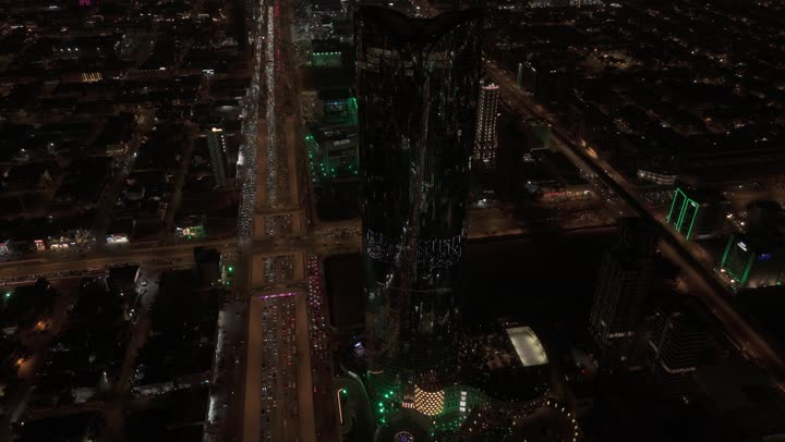 إضاءة ناطحات السحاب والمنشآت والفنادق السياحية باللون الأخضر وعلم المملكة في الذكرى 95 ، النهضة الاقتصادية والعمرانية السعودية، برج رافال في الرياض، الفن الهندسي المعماري على الطراز المتطور، الاحتفال باليوم الوطني السعودي في 23 سبتمبر