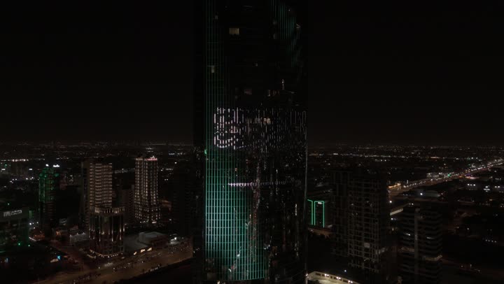 إضاءة ناطحات السحاب والمنشآت والفنادق السياحية باللون الأخضر وعلم المملكة في الذكرى 95 ، النهضة الاقتصادية والعمرانية السعودية، برج رافال في الرياض، الفن الهندسي المعماري على الطراز المتطور، الاحتفال باليوم الوطني السعودي في 23 سبتمبر