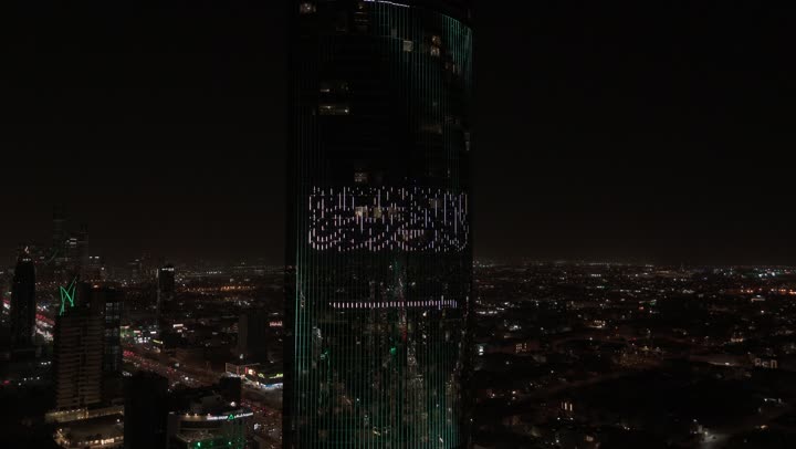 الاحتفال باليوم الوطني السعودي في 23 سبتمبر، إنارة ناطحات السحاب والمنشآت والفنادق السياحية باللون الأخضر وعلم المملكة في الذكرى 95 ، النهضة الاقتصادية والعمرانية السعودية، برج رافال في الرياض، الفن الهندسي المعماري على الطراز المتطور