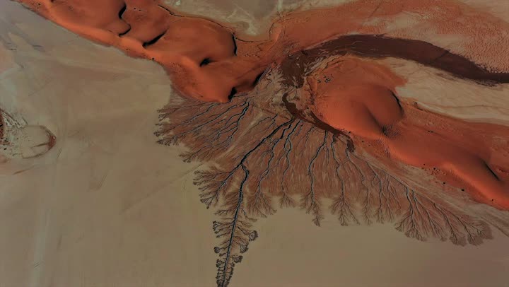 منظر طبيعي متميز لهطول المطر, الأجواء الشتوية الماطرة، المحميات البرية في المملكة العربية السعودية، محمية الملك سلمان بن عبد العزيز الملكية، التنوع الجغرافي الطبيعي، الجبال الوعرة والتشكيلات الصخرية، الآثار التاريخية النادرة