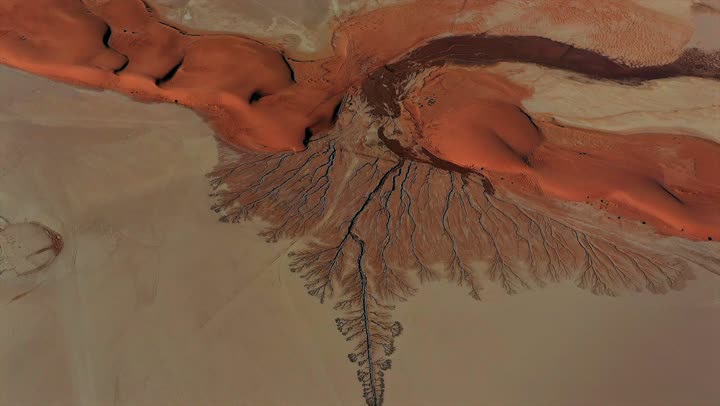 منظر طبيعي متميز لهطول المطر, الأجواء الشتوية الماطرة، المحميات البرية في المملكة العربية السعودية، محمية الملك سلمان بن عبد العزيز الملكية، التنوع الجغرافي الطبيعي، الجبال الوعرة والتشكيلات الصخرية، الآثار التاريخية النادرة