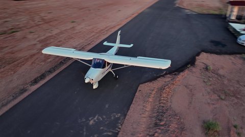 الاستعداد للطيران والانطلاق, طائرة خاصة تقف بين الرمال الذهبية الناعمة في الصحراء, الرحلات الجوية للسفر, خطوط النقل ورحلات سياحية، التجول حول العالم