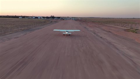 الاستعداد للطيران والانطلاق, طائرة خاصة تقف بين الرمال الذهبية الناعمة في الصحراء, الرحلات الجوية للسفر, خطوط النقل ورحلات سياحية، التجول حول العالم